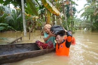 Banjir Makin Meluas di Kuansing, Bupati Serahkan Bantuan ke Warga