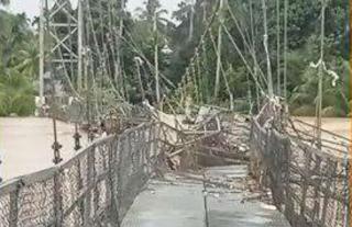 Gawat! Dua Jembatan Penghubung Antar Desa di Riau Ambruk Diterjang Banjir