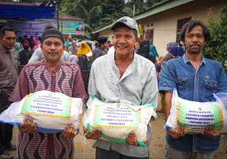 Tinjau Dampak Banjir di Kampar, Gubri  Serahkan Bantuan 15 Ribu Kg Beras
