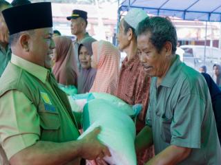 Pemkab Kampar Serahkan Bantuan Banjir di Kecamatan Gunung Sahilan