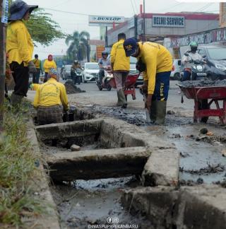 PUPR Pekanbaru Kerahkan Pasukan Kuning Normalisasi Drainase di Tiga Titik
