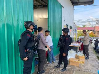 Pastikan Keamanan Gudang KPU Pekanbaru, Brimob Polda Riau Lakukan Patroli