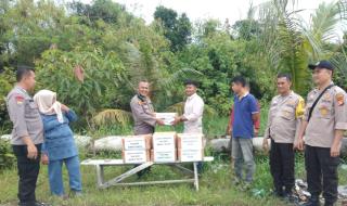 Polsek Bukit Raya Gelar Coolling System Pemilu Damai, Berikan Paket Sembako Kepada Korban Banjir