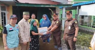 Wakajati Riau Berikan Bantuan Bencana Banjir di Kelurahan Sri Meranti Pekanbaru
