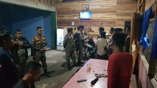 Satpol PP Kampar Segel Warung Remang-Remang di Desa Suka Mulya