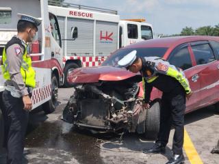 Brakkk! Minibus Tabrak Pembatas Jalan Tol Pekanbaru-Dumai