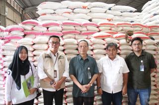 Pemko Pekanbaru Salurkan 10 Ton Beras Bagi 1.000 KK Korban Banjir