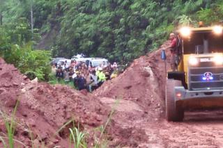 Jalan Lintas Riau-Sumbar Longsor, Petugas Dikerahkan ke Lokasi