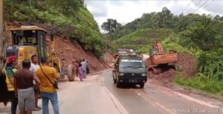 Bersih dari Longsor, Jalan Lintas Riau-Sumbar Sudah Bisa Dilalui