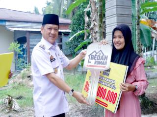Pj Bupati Kampar Serahkan Bantuan Bedah Rumah kepada Masyarakat Penerima Manfaat