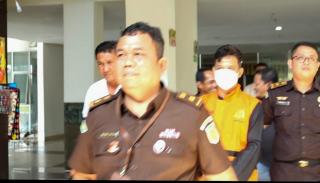 Tim Tabur & Tim Penyidik Pidsus Kejati Riau Jemput Tersangka FA di Bandara SSK II Pekanbaru
