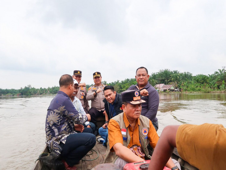Pj Sekda Kampar Tinjau TPS yang Terdampak Banjir di Kecamatan Siak Hulu