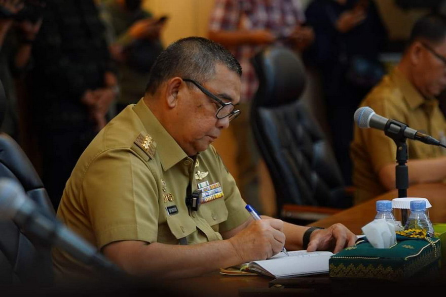 Pimpin Rapat, Gubri Edy Natar Selesaikan Konflik PT SIR Dengan Warga
