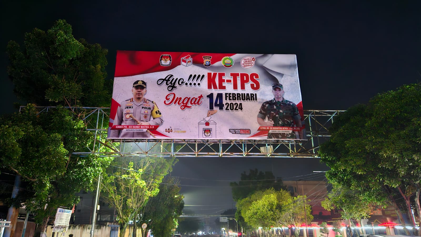 Polresta Pekanbaru Pasang Spanduk Imbauan Ayo Nyoblos di Pemilu 2024