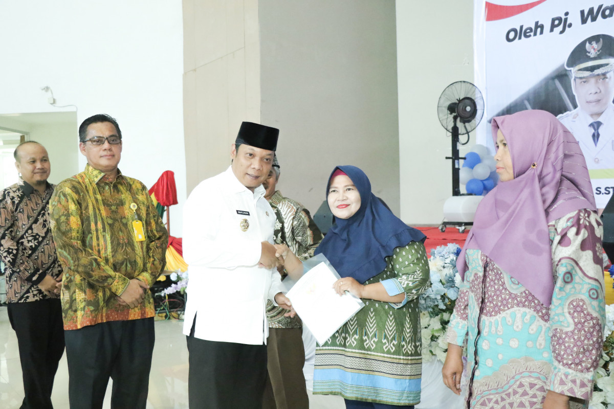 Pj Wali Kota Serahkan Sertifikat Bidang Tanah untuk Rakyat di Dua Kecamatan