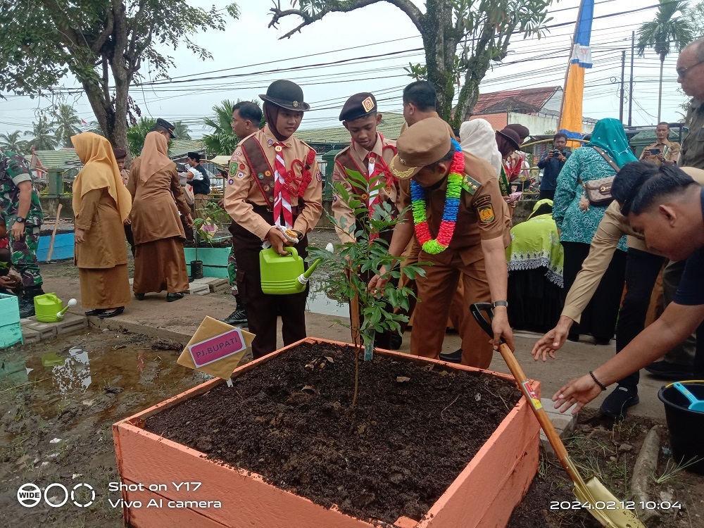 Pj Bupati bersama Bunda Literasi Kukuhkan Duta Literasi SMPN 1 Tembilahan