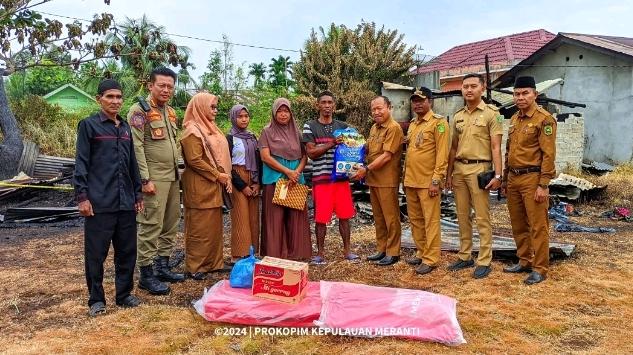 Sekda Meranti Serahkan Bantuan Korban Rumah Kebakaran Di Selatpanjang