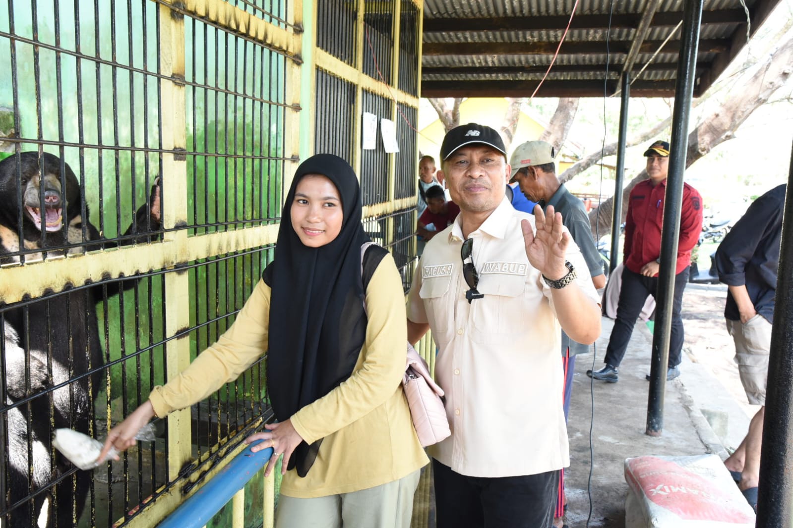 Wabup Bagus Takjub Melihat Beruang Madu di Kebun Binatang Selatbaru