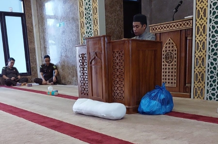 Dalam Pengajian Rutin, Pegawai Muslim Kejati Riau Pelajari Tata Cara Mengkafani Jenazah