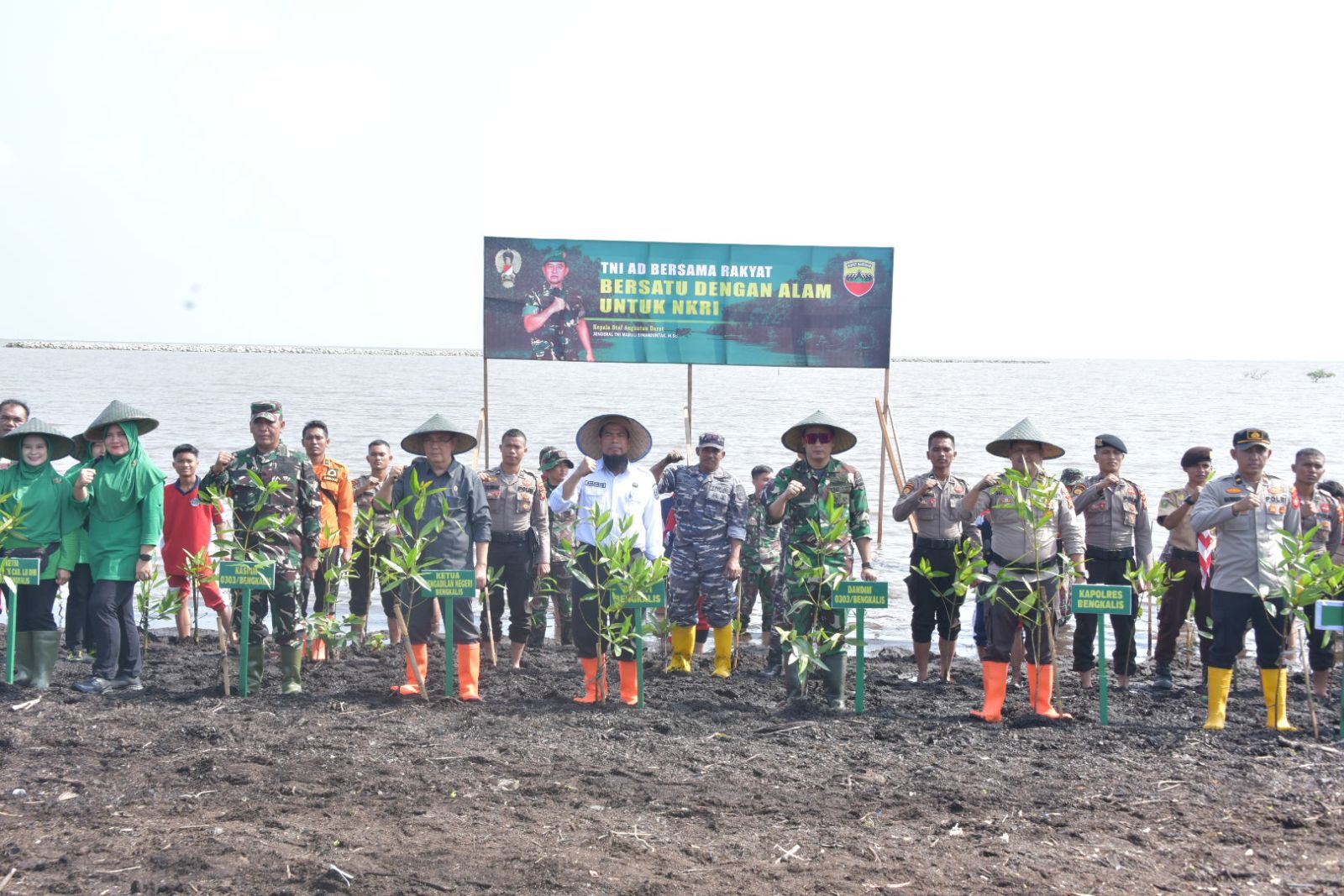 Bupati Kasmarni Sambut Baik Kegiatan Penghijauan dan Penanaman Mangrove Program Unggulan Kasad TNI A