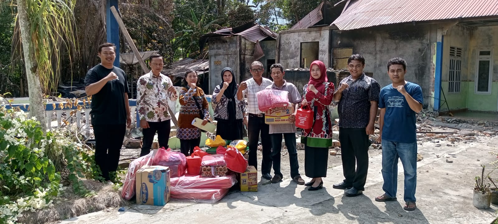 Dinsos Serahkan Bantuan ke Keluarga Korban Kebakaran Rumah di Bantan Tengah