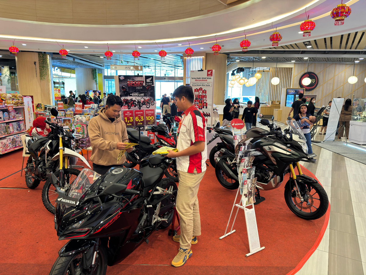 Deretan Motor Sport Honda Manjakan Pengunjung Mall Living World