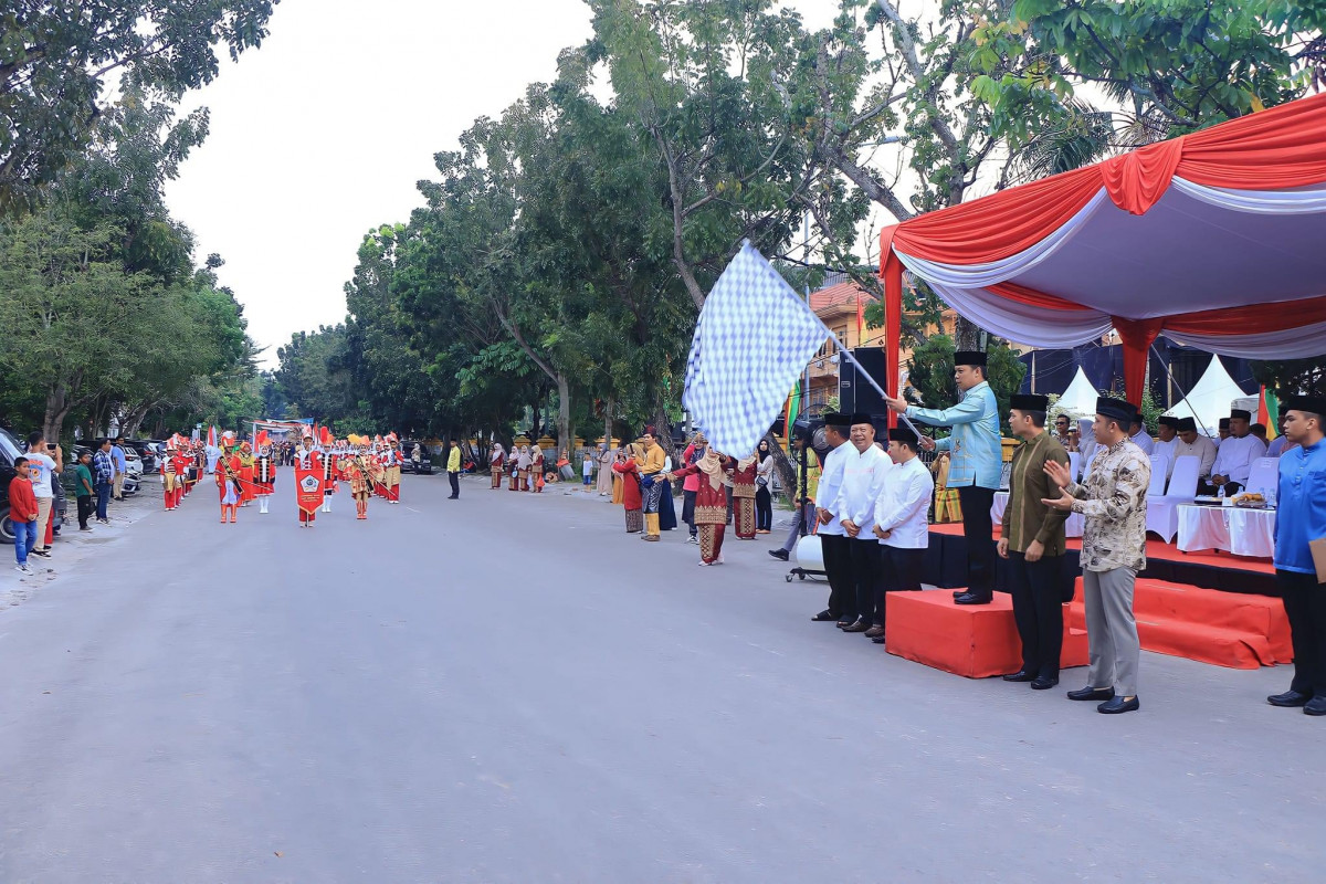 Pj Wali Kota Lepas Rombongan Pawai Taaruf MTQ Tingkat Pekanbaru Tahun 2024