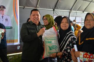 Pemprov Riau Salurkan 10 Ton Beras untuk Warga Terdampak Banjir di Pekanbaru