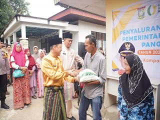 Pj Bupati Kampar Salurkan Bantuan 6,5 Ton Beras BP-CBP kepada MasyarakatÂ 