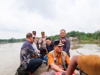 Pj Sekda Kampar Tinjau TPS yang Terdampak Banjir di Kecamatan Siak Hulu
