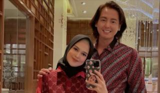  Tak Mau Jauh, Roger Danuarta dan Cut Meyriska Pilih Kerja Sambil Ngasuh Anak
