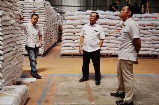 Polda Riau Cek Stok Bahan Pokok di Gudang Bulog