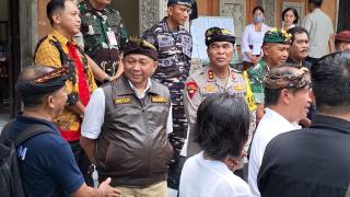 Kajati Bali Dr. Ketut Sumedana Gunakan Hak Pilih di TPS 001 Dangin Puri Kelod Denpasar Timur
