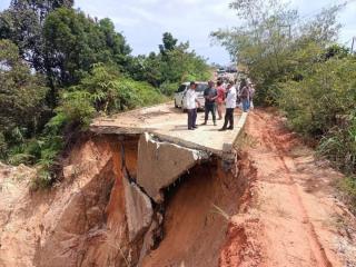 Jalan Putus di Rohul, Pemprov Riau Bangun Jembatan Sementara