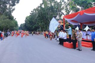 Pj Wali Kota Lepas Rombongan Pawai Taaruf MTQ Tingkat Pekanbaru Tahun 2024