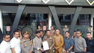 Tim Gabungan Segel Axelle Pub dan KTV Panam