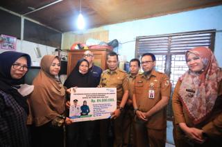 Pj Wali Kota Serahkan Manfaat BPJS TK kepada Ahli Waris Anggota KPPS yang Meninggal Dunia