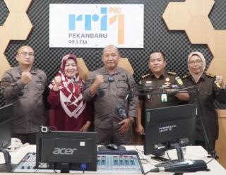 Wakajati Riau Saat Menjadi Narsum Jaksa MenyapaÂ  Bahas Tentang" Penanganan Perkara Pidana Pemilu"