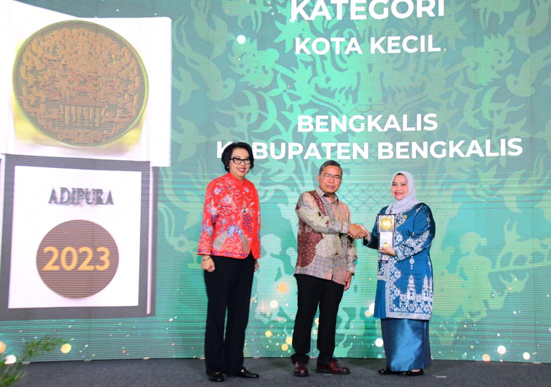 Selamat! Bupati Kasmarni Terima Piala Adipura Kota Kecil Terbersih