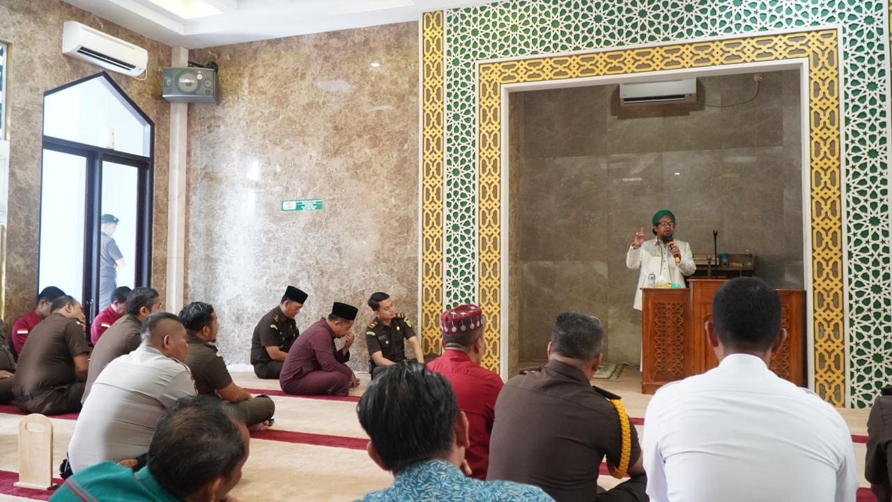 Manusia Hanyalah Makhluk Ciptaan yang Dituntut Untuk Beribadah & Hanya Tunduk Kepada Allah SWT
