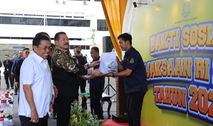 Jaksa Agung ST Burhanuddin Salurkan 5600 Sembako Untuk Masyarakat Umum & Pegawai Kejagung