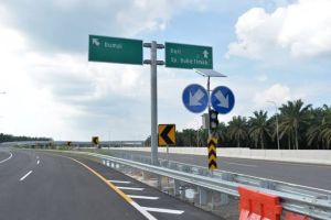BM Tol Pekanbaru-Dumai Merasa Khawatir Banyak Truk Parkir di Bahu Kiri Jalan