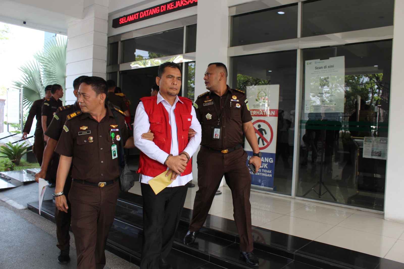 Kadiskes Provinsi Sumut dan Rekanan Ditahan Jaksa Terkait Perkara Dugaan Mark-Up APD Covid-19Â
