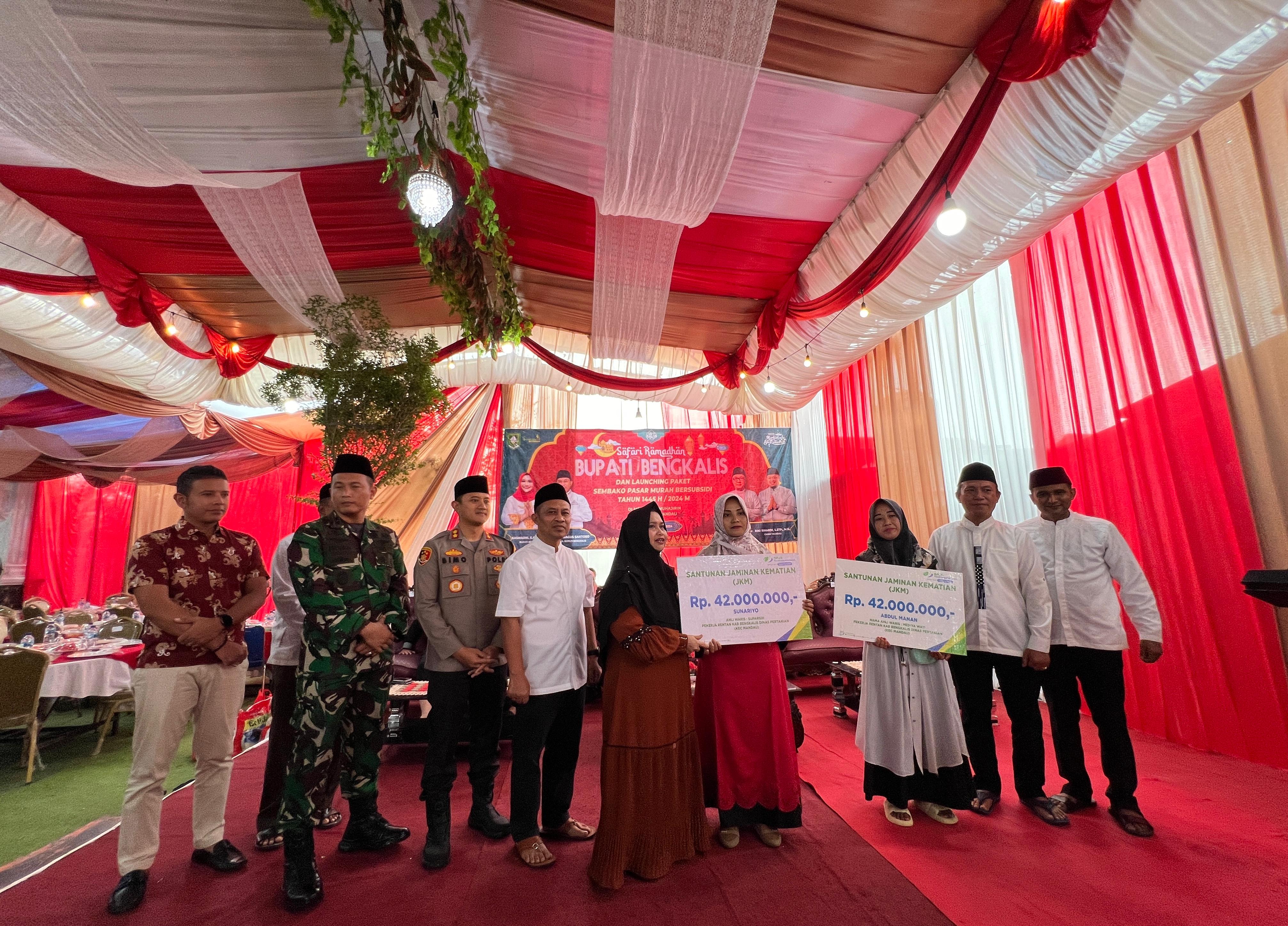 Bupati Kasmarni Serahkan Santunan BPJamsostek ke Ahli Waris Pekerja Rentan Pemkab Bengkalis