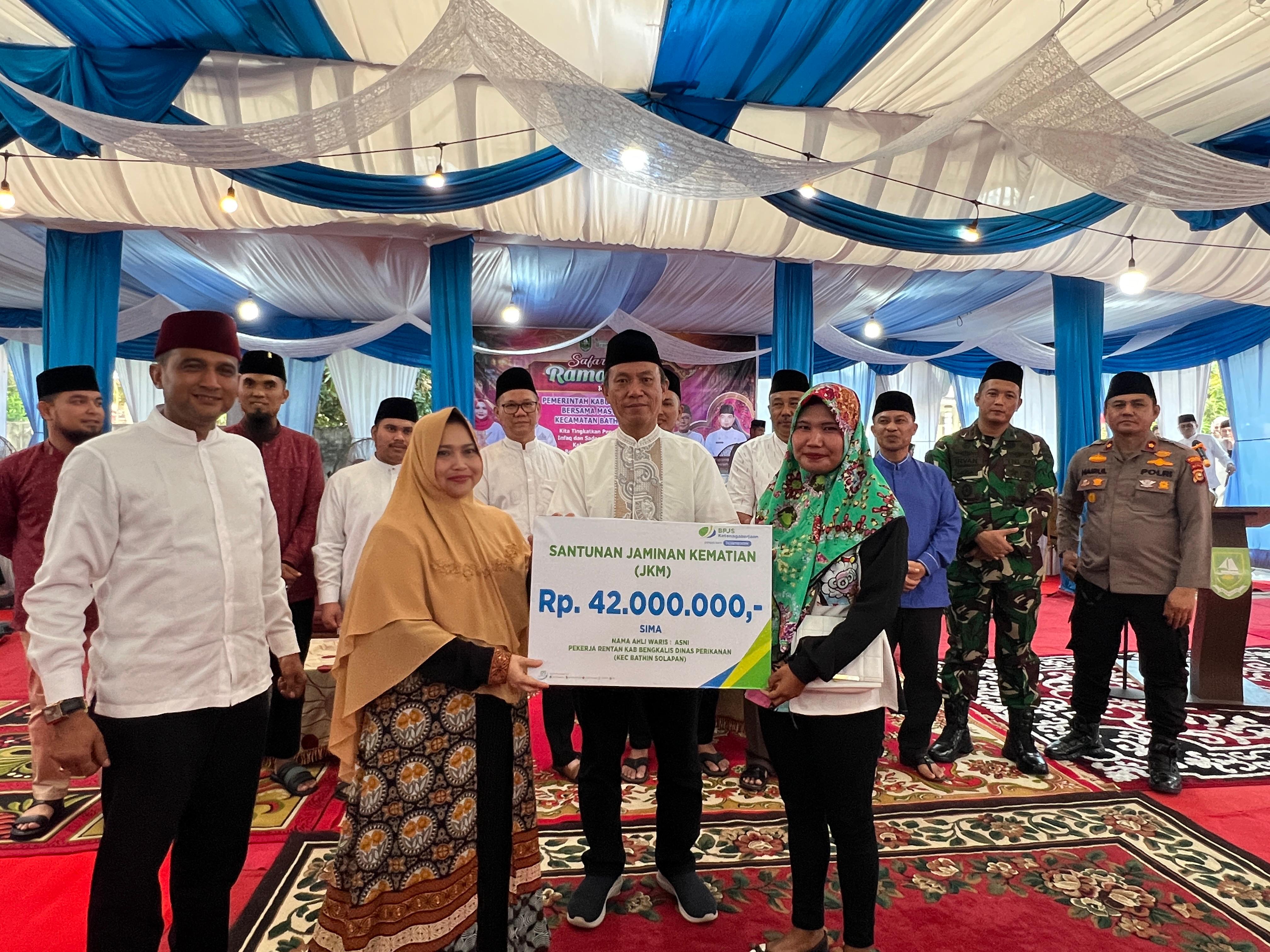 Bupati Kasmarni Serahkan Santunan BPJamsostek ke Ahli Waris Pekerja Rentan di Bathin Solapan