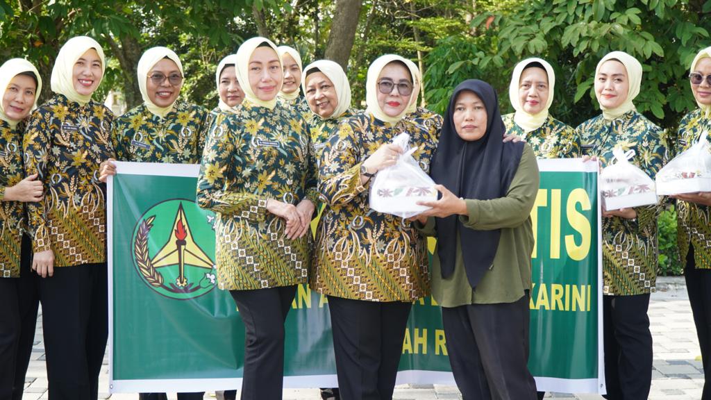 Ikatan Adhyaksa Dharmakarini (IAD)Wilayah Riau Berbagi Takjil ke Masyarakat PekanbaruÂ