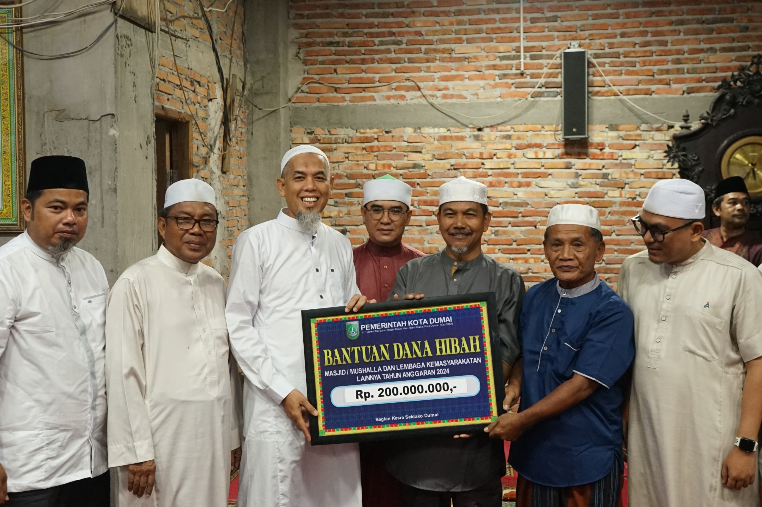 Safari Ramadan 1445 H, Wako Dumai Serahkan Bantuan Dana Hibah Total 3,5 Miliar