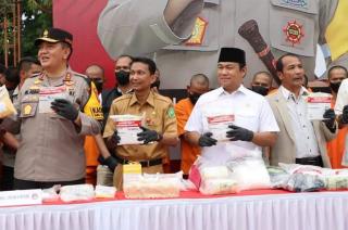 Ketua DPRD Riau Hadiri Pemusnahan Barang Bukti Hasil Operasi Cipkon