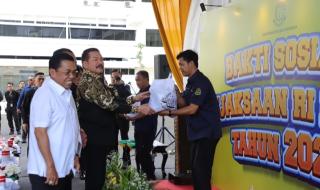 Jaksa Agung ST Burhanuddin Salurkan 5600 Sembako Untuk Masyarakat Umum & Pegawai Kejagung