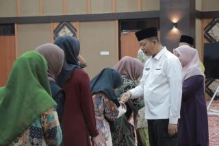Pemko Pekanbaru Salurkan Zakat Kepada Puluhan THL dan Masyarakat di Dua Kecamatan